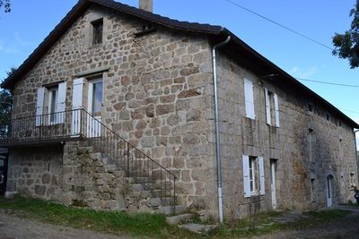 Ferme rénovée Le Chambon sur Lignon  Appartement indépendant. Nombreuses dépendances. Proche village.